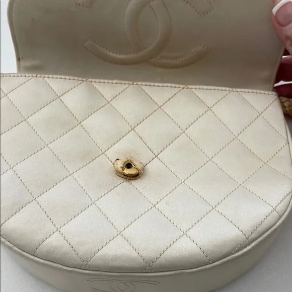 CHANEL Cream Quilted Clutch with Gold Accents - Picture 4 of 7